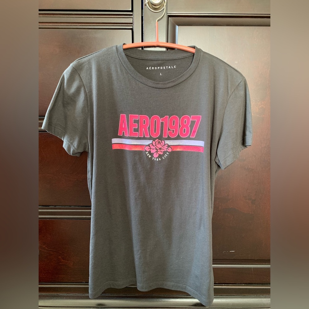 Beautiful !New! Aeropostale Gray Graphic T-Shirt Size Large